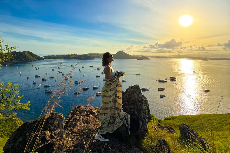 Labuan Bajo: 2-Day Komodo & Pink Beach Tour with Town Dinner Dorm (15 pax/room) 8 Island Stops, No Dinner, No Souvenirs