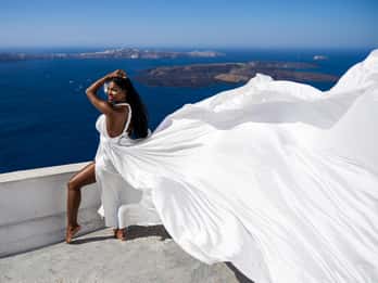 Santorini: servizio fotografico privato con abito volante in location iconiche