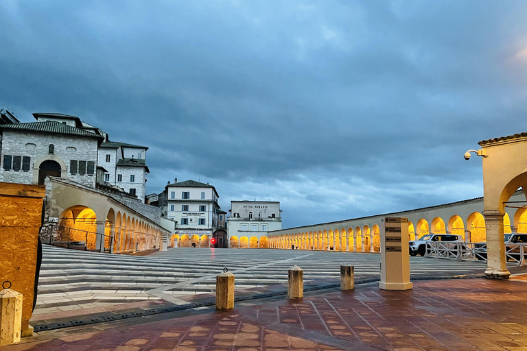 Assisi: Three Saints, St Carlo, Francis & Clare Walking Tour Spanish Tour