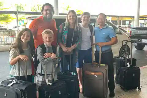 Translado do aeroporto com os campos de extermínio e o museu de Toul Sleng
