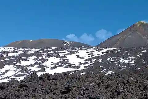 Etna:"Il sentiero tra le lave". Trekking sull'Etna a 3000 m