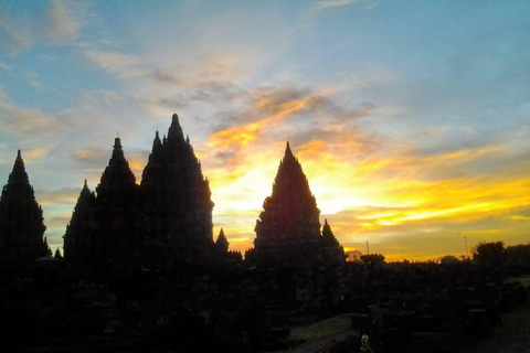 Yogyakarta : Lever de soleil sur Borobudur, volcan Merapi et Prambanan