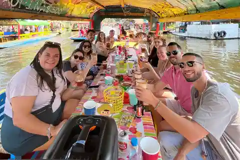 Xochimilco: traditional boat tour, culture and fun.