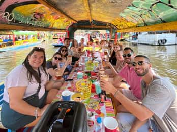 Xochimilco: tour en bote tradicional, cultura y diversión.