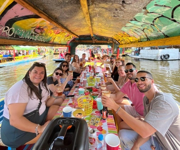 Xochimilco: tour en bote tradicional, cultura y diversión.