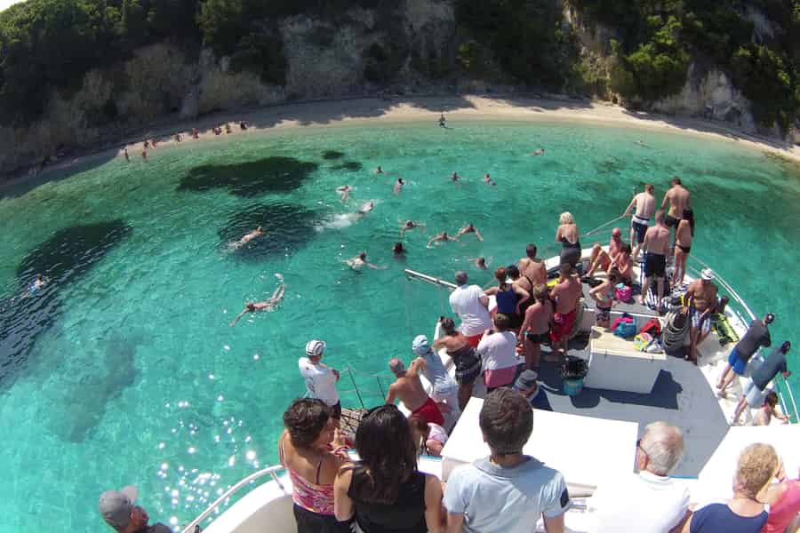Lefkimmi: Blaue Lagune mit Barbecue-Mittagessen und Schwimmstopps. Foto: GetYourGuide Lefkimmi: Blaue Lagune mit Barbecue-Mittagessen und Schwimmstopps. Foto: GetYourGuide