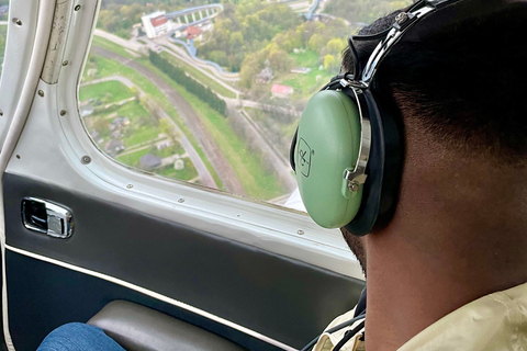 Vuelo en avión sobre Riga o LetoniaVuelo sobre los castillos de Letonia