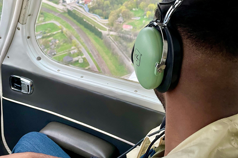 Vliegtuigvlucht boven Riga of LetlandVlucht over de kastelen van Letland