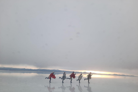 La Paz : Tour d'Uyuni se terminant à Atacama au Chili en bus.