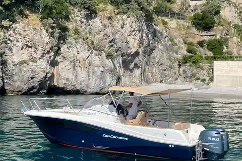 Amalfi: Privat båttur langs Amalfikysten med drikke og snacks