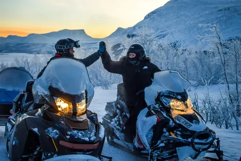 Abisko/Björkliden: Panorama Snowmobile Tour mit Snacks