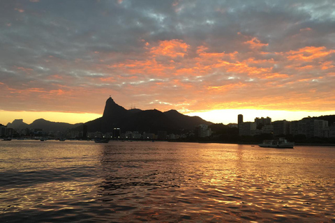 Rio de Janeiro: Rejs wycieczkowy o zachodzie słońca z toastem Heinekena