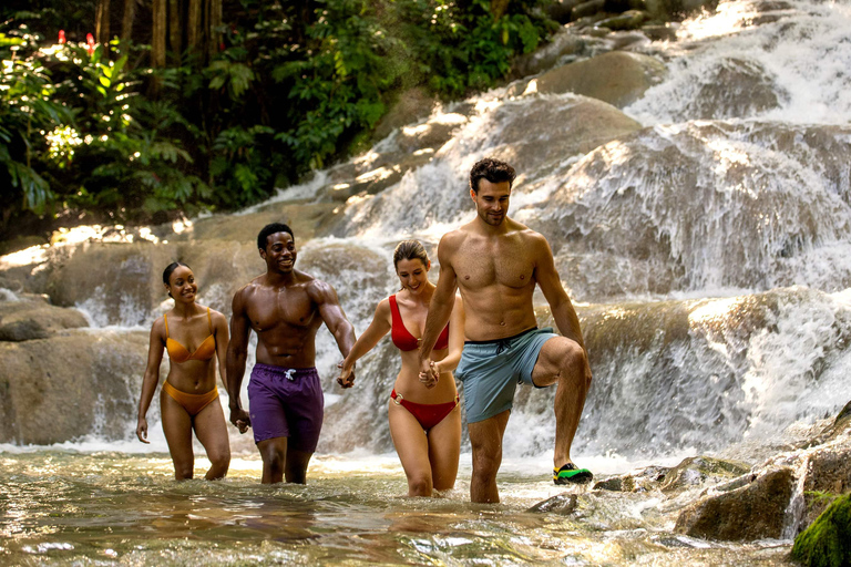 Jamaïque : Visite privée des chutes de Dunn&#039;s River avec déjeuner JerkOchi Rios, visite des chutes de Dunn&#039;s River en famille avec déjeuner de Jerk