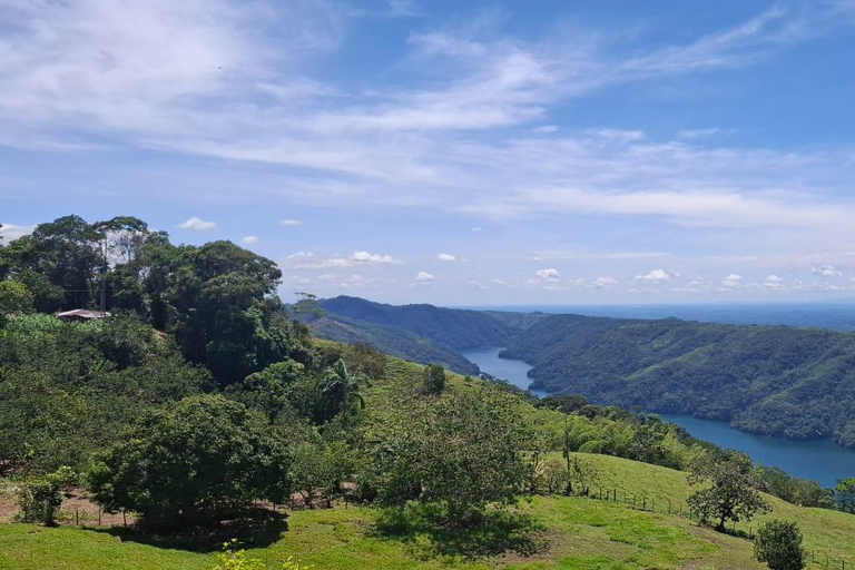 Embalse Amaní: Day Trip with Boat Ride, Kayak and Lunch