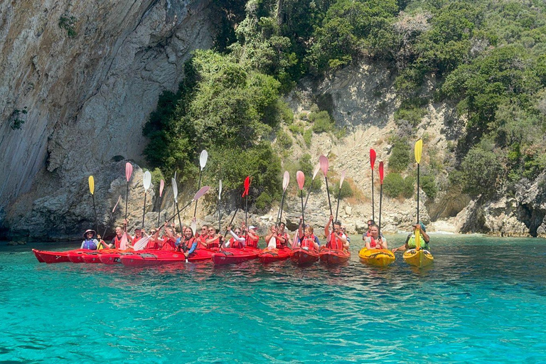 Lefkada: Tour della Grotta Azzurra in kayak con un assaggio della Grecia
