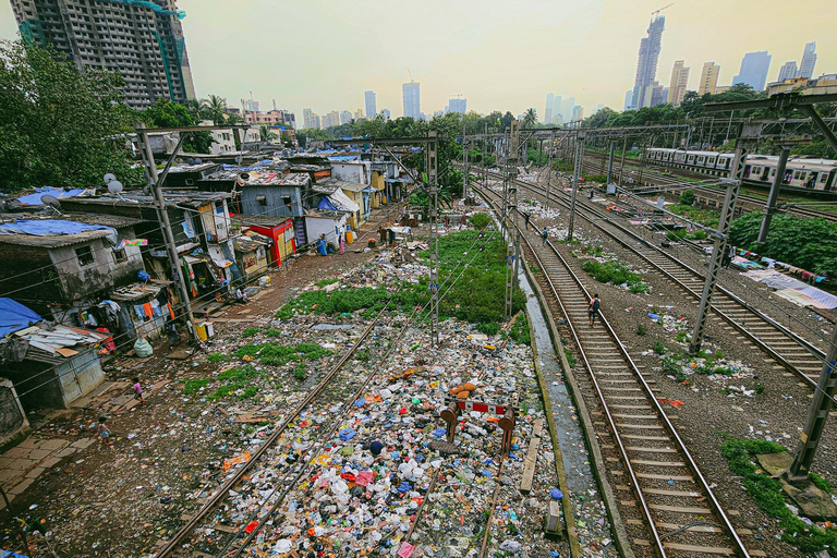 &quot;Descubre Dharavi: Caminando por el vibrante barrio marginal de Asia&quot;Privado - Visita guiada a pie por los barrios bajos con recogida y entrega