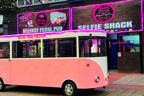 Bicicleta de festa cor-de-rosa totalmente fechada em Belfast