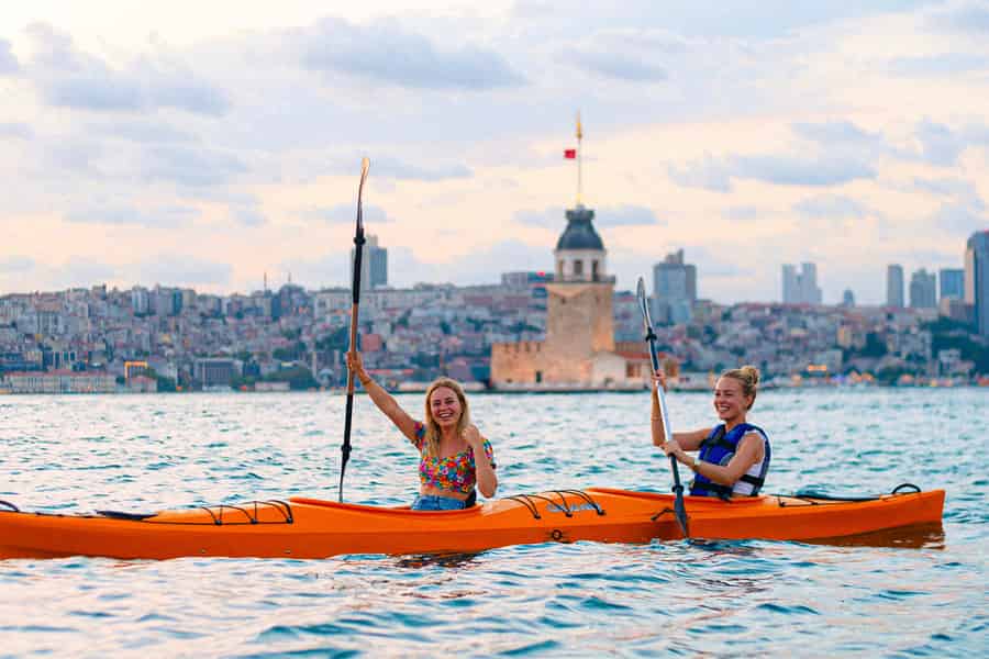 Istanbul: Kanu-Erlebnis auf dem Bosporus am Leanderturm. Foto: GetYourGuide