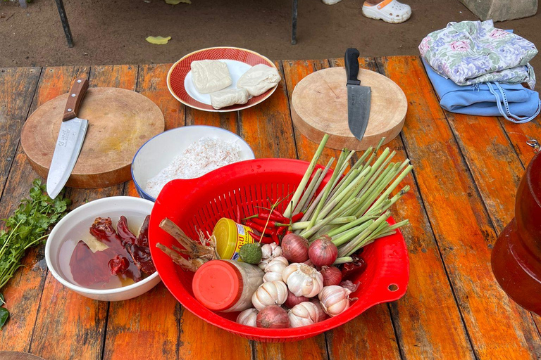 Phnom Penh: Dorpsrondleiding met kook- en etherische-olie-lesPhnom Penh: Dorpsrondleiding met kookles en workshop etherische oliën