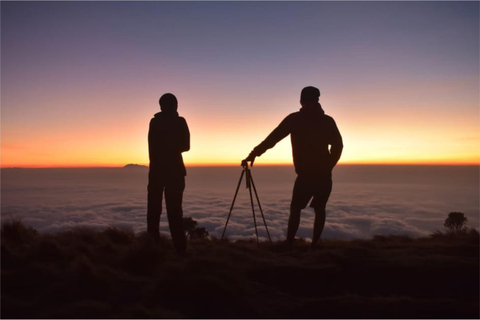 Depuis Yogyakarta : 14 heures de randonnée au Mont Merbabu avec tous les frais.Randonnée d&#039;une journée