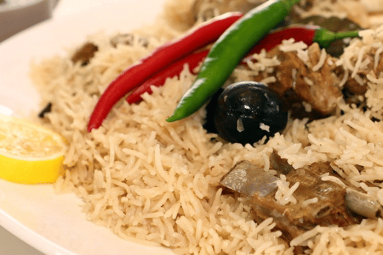 Wadi Rum: Almoço ou Jantar ao Estilo Beduíno com Serviço de BuscaAlmoço beduíno local com chá, café, bebidas geladas e serviço de busca