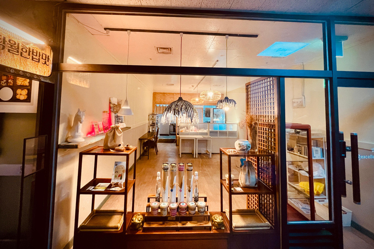 Seoul: Korean Heirloom Rice Cooking Class with Korean Liquor