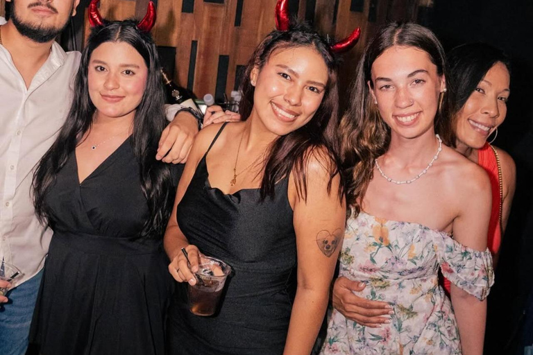Barcelona: Pubcrawl with VIP Entry to Rooftops and Nightclub