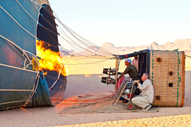 Wadi Rum: 1-Day Sunrise Balloon above Rum Valley & Transfer 1-Day Sunrise Balloon with Jeep Tour and Meals