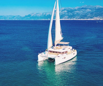 Rethymno: Sailing Catamaran Cruise with Meal & Drinks