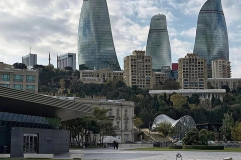 Baku: Interactive City Tour with Wine Tasting