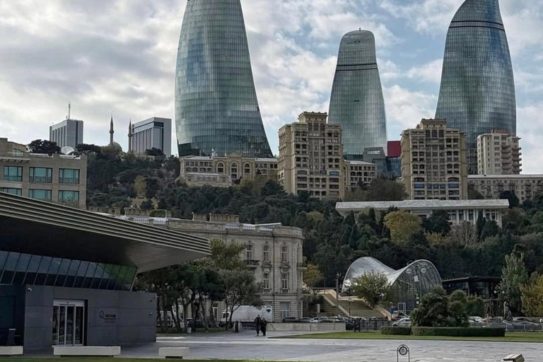 Baku: Interactive City Tour with Wine Tasting