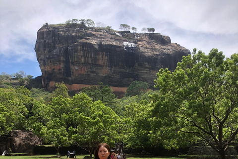 Excursão particular de 1 dia a Sigiriya e DambullaTour começando na área de Negombo