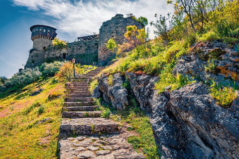 Van Tirana: wandelen naar de Pellumbas-grot en het kasteel van Petrela