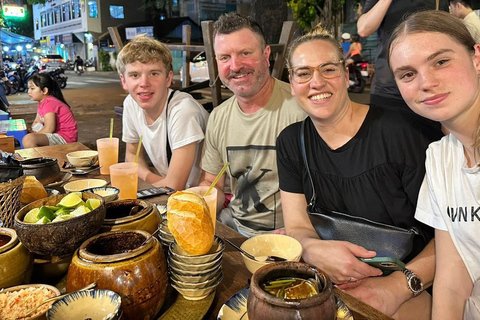 HCM: Melhor comida de rua e excursão turística com um guia amigávelHCM City: Visita à comida de rua de mota com um guia simpático