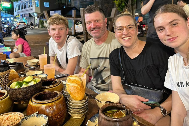 HCM: Melhor comida de rua e excursão turística com um guia amigávelHCM City: Visita à comida de rua de mota com um guia simpático