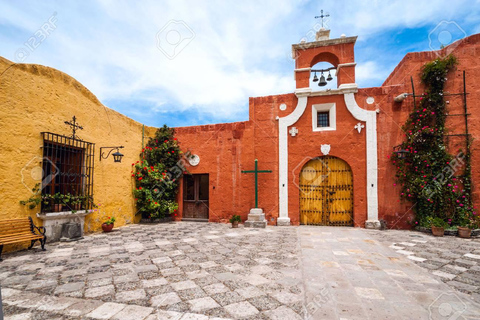 De Arequipa: City tour em Mirabus | Mirante de Yanahuara | Você pode fazer um passeio de carro ou de ônibus em Arequipa.