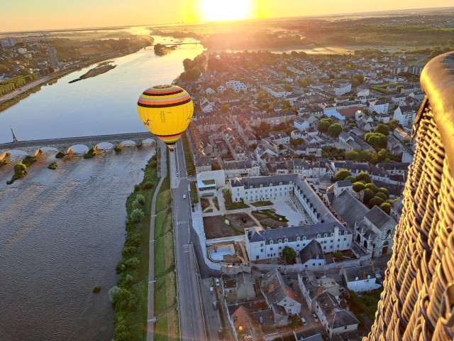Visit Hot air balloon flightChambord, Chenonceau,Cheverny,Blois in Saint-Aignan