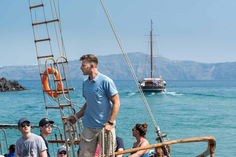 Santorini: Volcano, Hot Springs, and Thirasia Boat Tour With pick-up