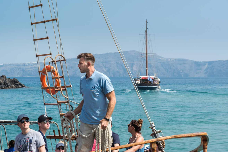 Santorini: Volcano, Hot Springs, and Thirasia Boat Tour With pick-up