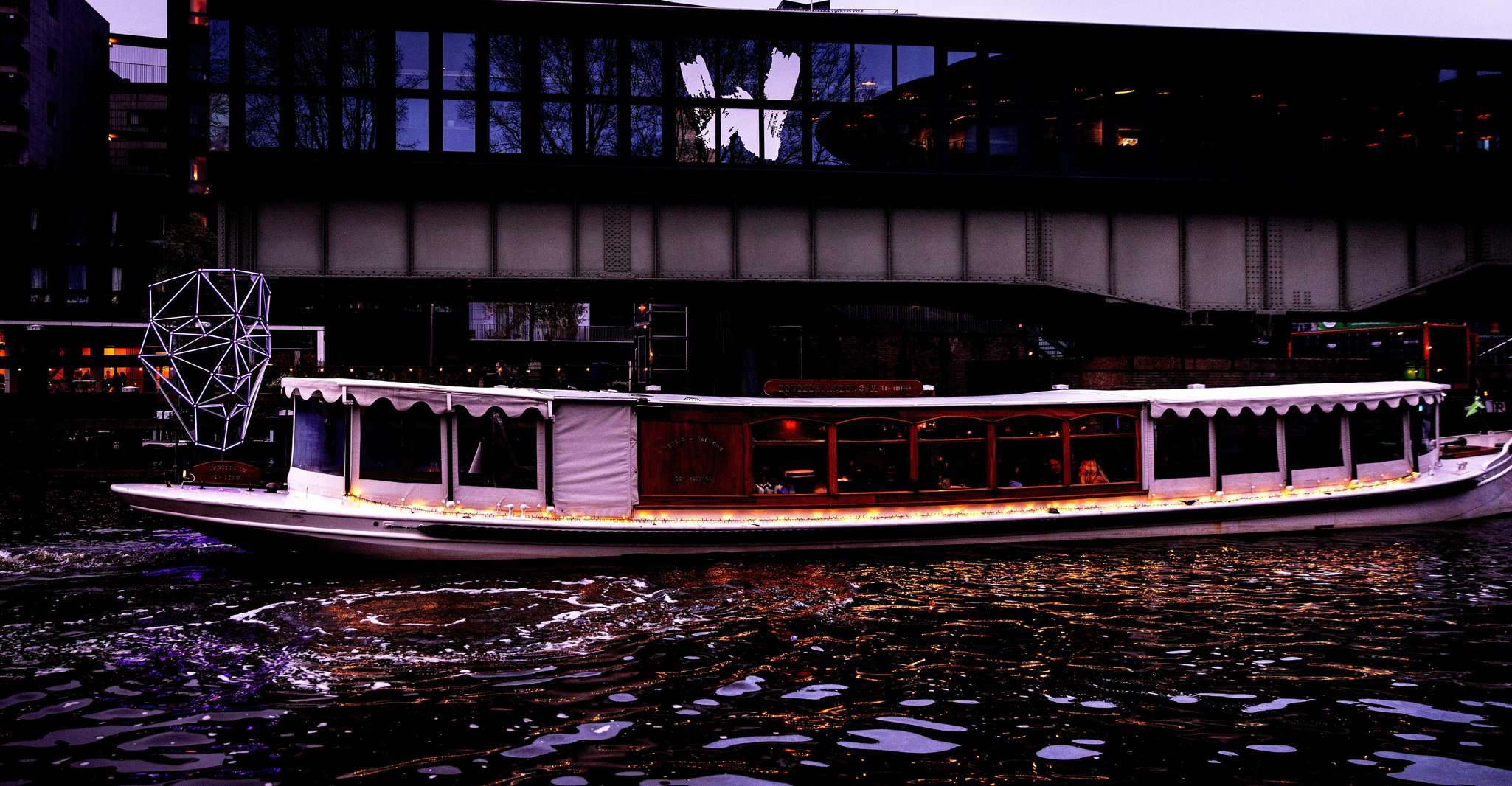 Amsterdam, crucero por el Canal del Festival de la Luz de Lujo con bebidas - Hizvo