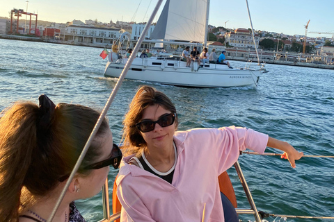 Lisbonne : "Sunset" &amp; "Day Tours" en bateau, avec boisson et musiqueLisbonne : "Tour en bateau privé au coucher du soleil", avec boissons et musique