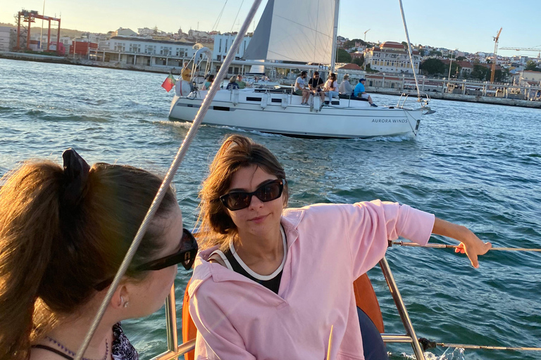 Lisbonne : "Sunset" &amp; "Day Tours" en bateau, avec boisson et musiqueLisbonne : "Tour en bateau privé au coucher du soleil", avec boissons et musique