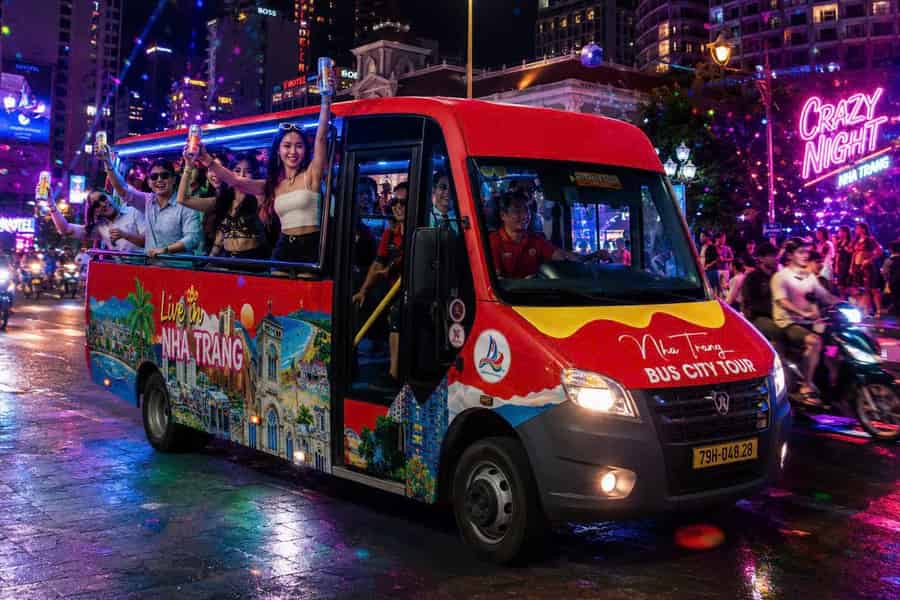 Nha Trang: Lustige Abendbusfahrt mit unbegrenzten Getränken. Foto: GetYourGuide Nha Trang: Lustige Abendbusfahrt mit unbegrenzten Getränken. Foto: GetYourGuide