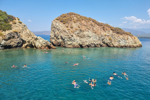 Alanya: Passeio de barco relaxante com almoço e nataçãoTraslado dos hotéis