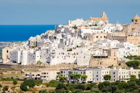 Ostuni la storia del bianco
