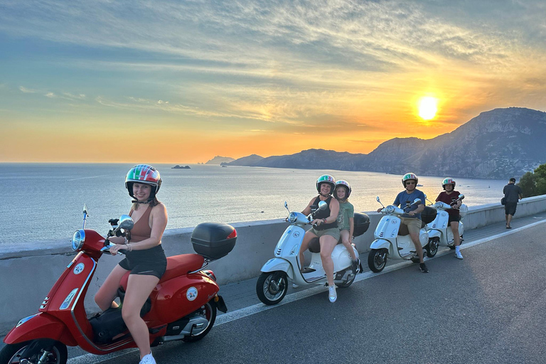 Depuis Ravello ou Salerne : Tour de la côte amalfitaine en Vespa avec arrêts