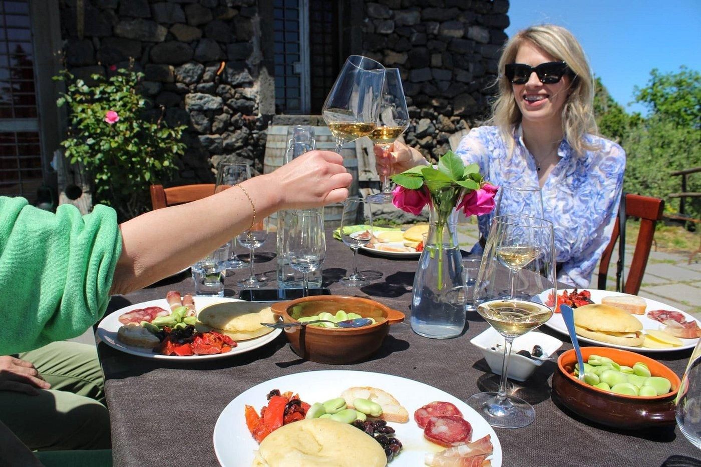 Private Führung zu 3 Ätna-Weingütern mit Essen & Wein