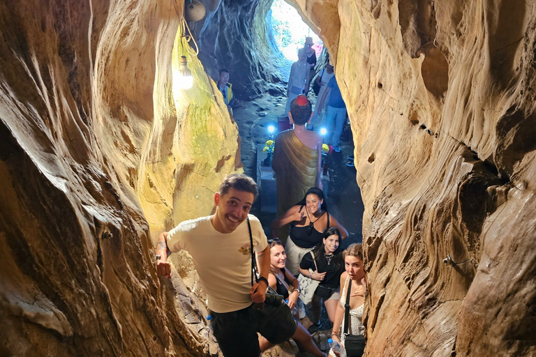 Impresionante puesta de sol en las Montañas de Mármol y la pagoda Linh Ung.Increíble puesta de sol en las Montañas de Mármol y la pagoda Linh Ung