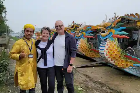 Hue: Tour de medio día en barco dragón por el río Perfume