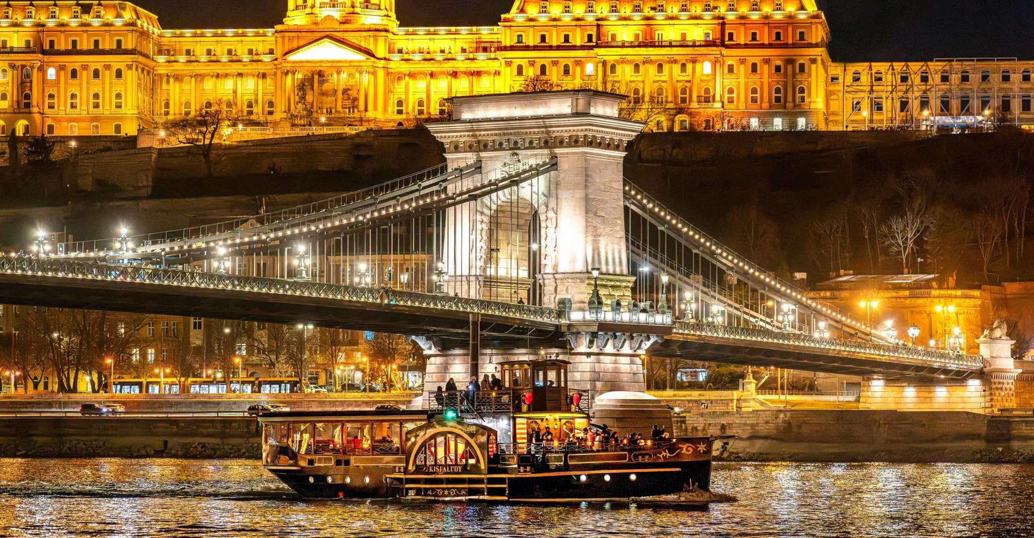 Budapest: Historic Cruise with Welcome Drink